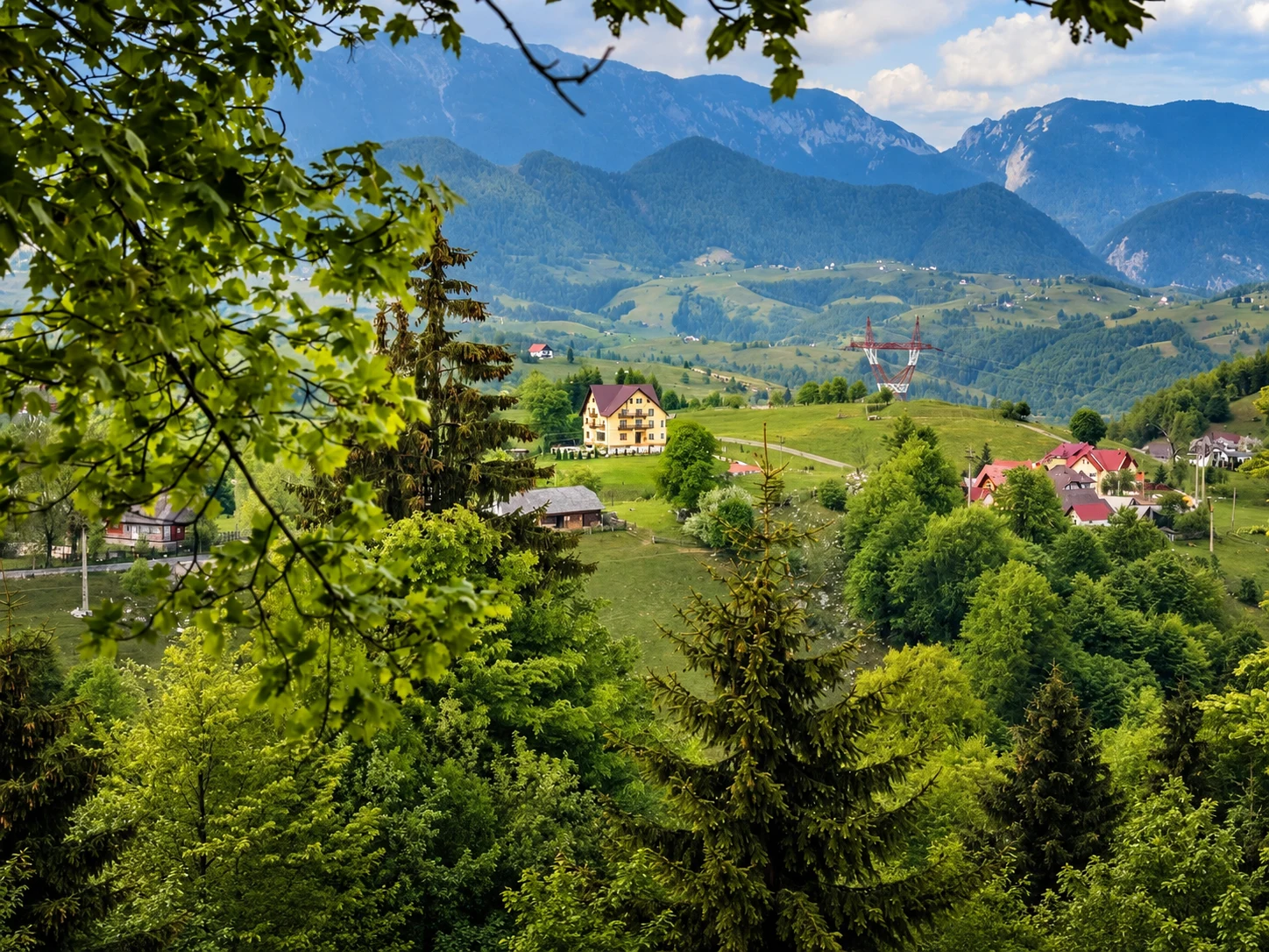 Panoramă asupra Fundatei și a munților Bucegi și Piatra Craiului
